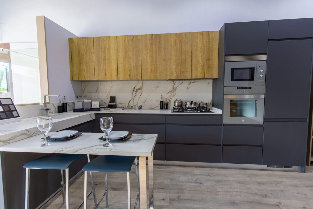 Elegante cocina con barra disponible en Cocina Fácil