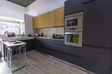 Elegantes cocinas en negro con Cocina Fácil