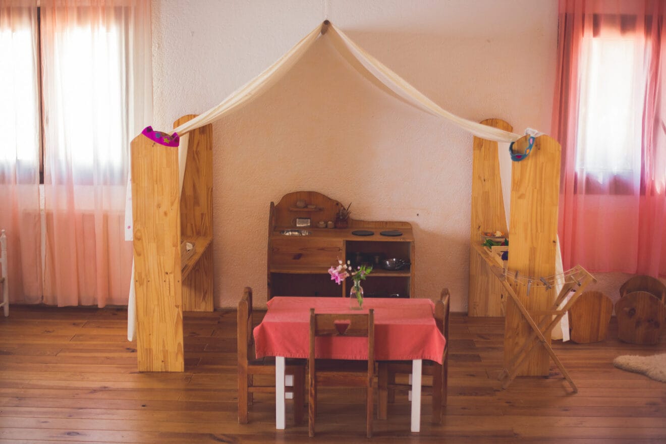 Espacios de juego hechos con elementos naturales en la Escuela Internacional Waldorf El Montgó