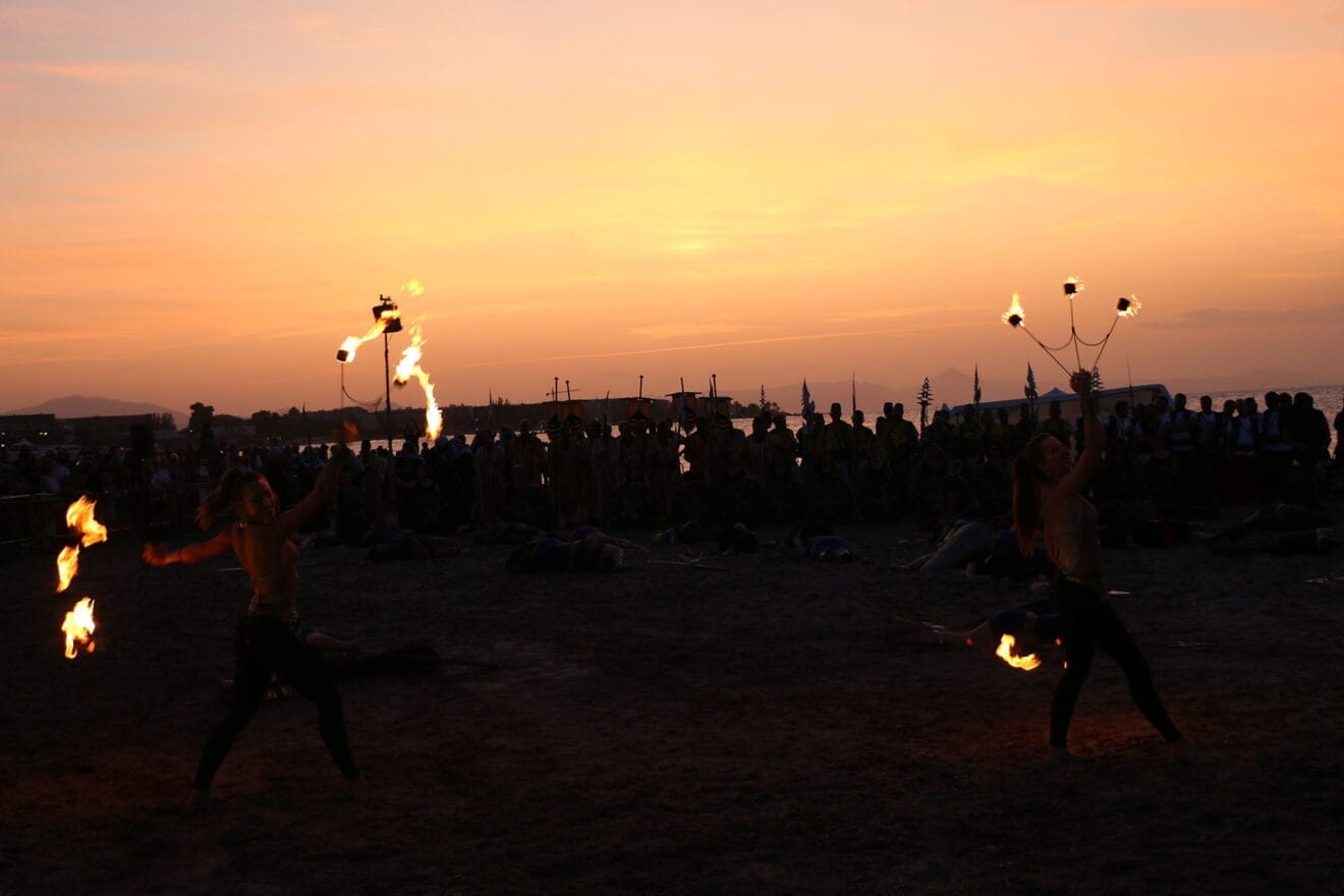 Espectáculo de malabares con fuego en el Desembarco Moro