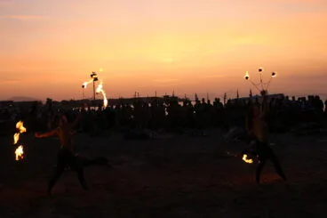 Espectáculo de malabares con fuego en el Desembarco Moro