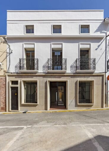 Fachada del edificio Banca Comes en Pedreguer, por QB arquitectos