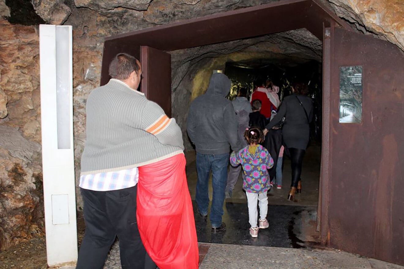 Familias entrando en el Túnel del Terror