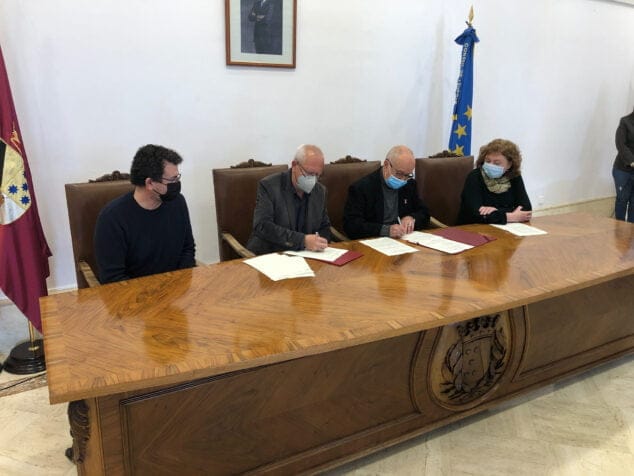 Las 2.000 fotos para recorrer la historia de Dénia del siglo XIX a los 70 del XX 5 firma del acuerdo de cesion de la coleccion