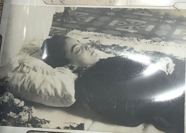 Las 2.000 fotos para recorrer la historia de Dénia del siglo XIX a los 70 del XX 4 Imagen: Fotografía del cuerpo de la hija de Augusto Gómez Porta, alcalde de Dénia entre 1899 y 1900