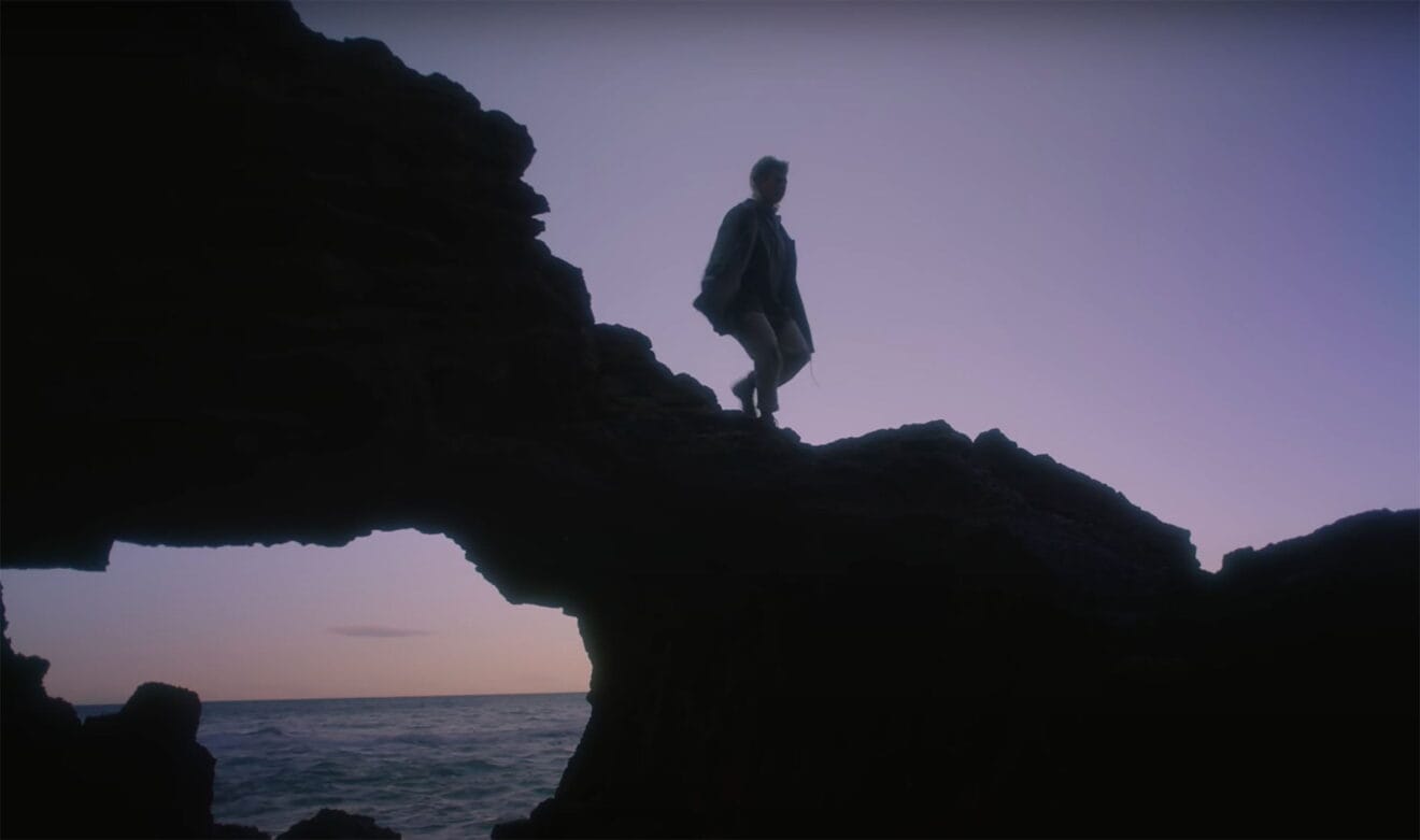Fragmento del videoclip con una actriz en la Cova Tallada