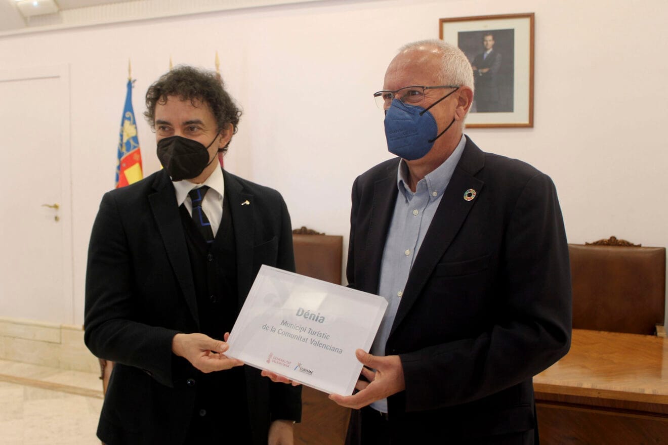 Francesc Colomer, secretario autonómico de Turisme, y Vicent Grimalt, alcalde de Dénia, en la entrega del distintivo