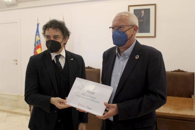 Imagen: Francesc Colomer, secretario autonómico de Turisme, y Vicent Grimalt, alcalde de Dénia, en la entrega del distintivo