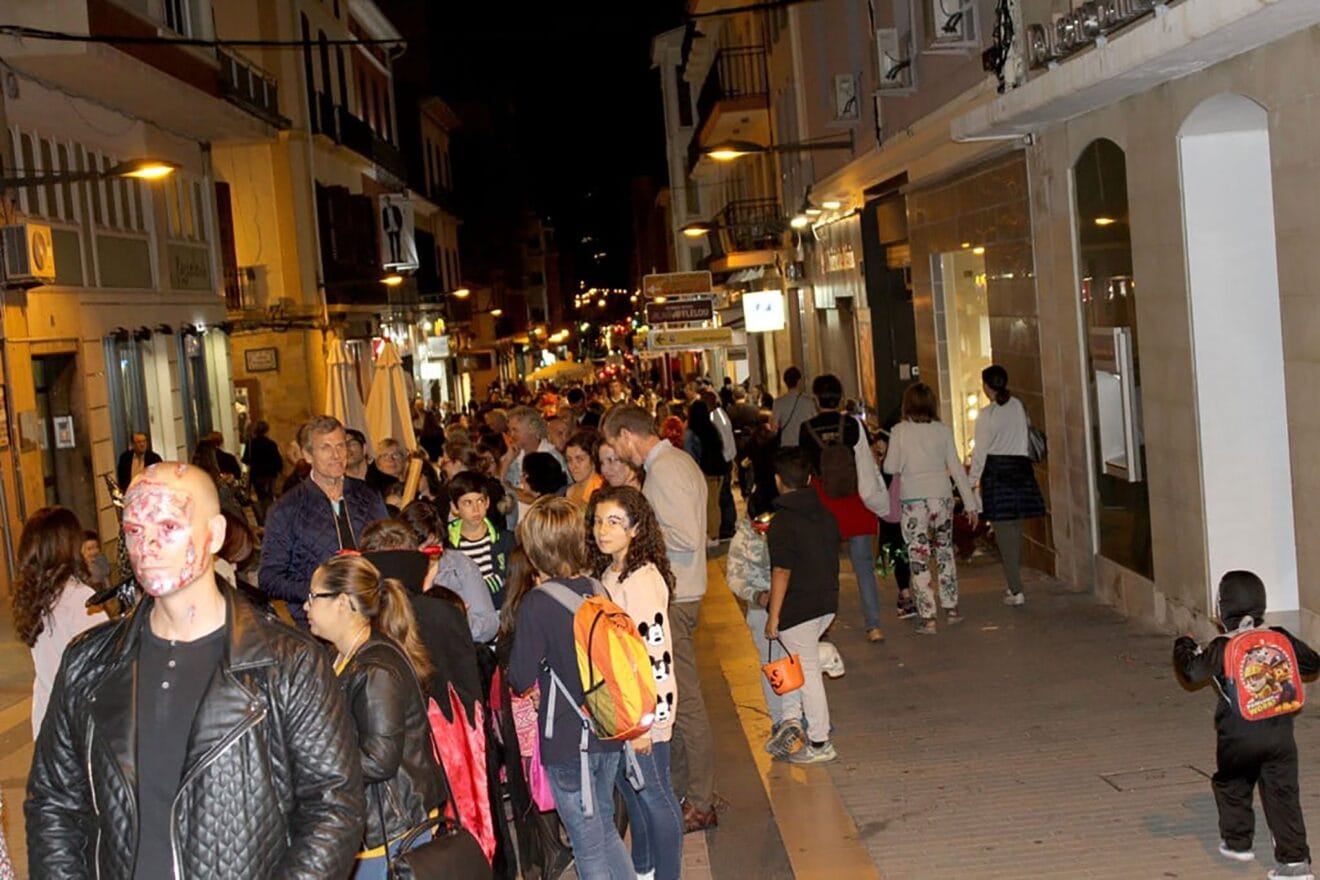Gente disfrazada en Dénia disfrutando del Halloween