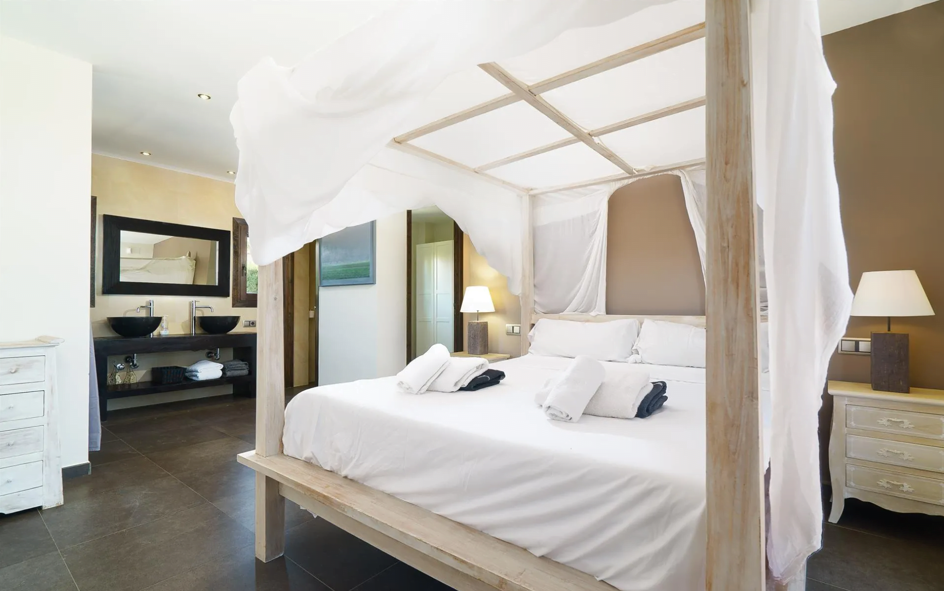 Gran dormitorio con baño en suite de Villa Daru dunya – Aguila Rent a Villa