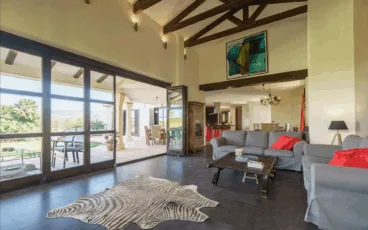 Gran salón-comedor con acceso al jardín de la Villa Daru dunya – Aguila Rent a Villa