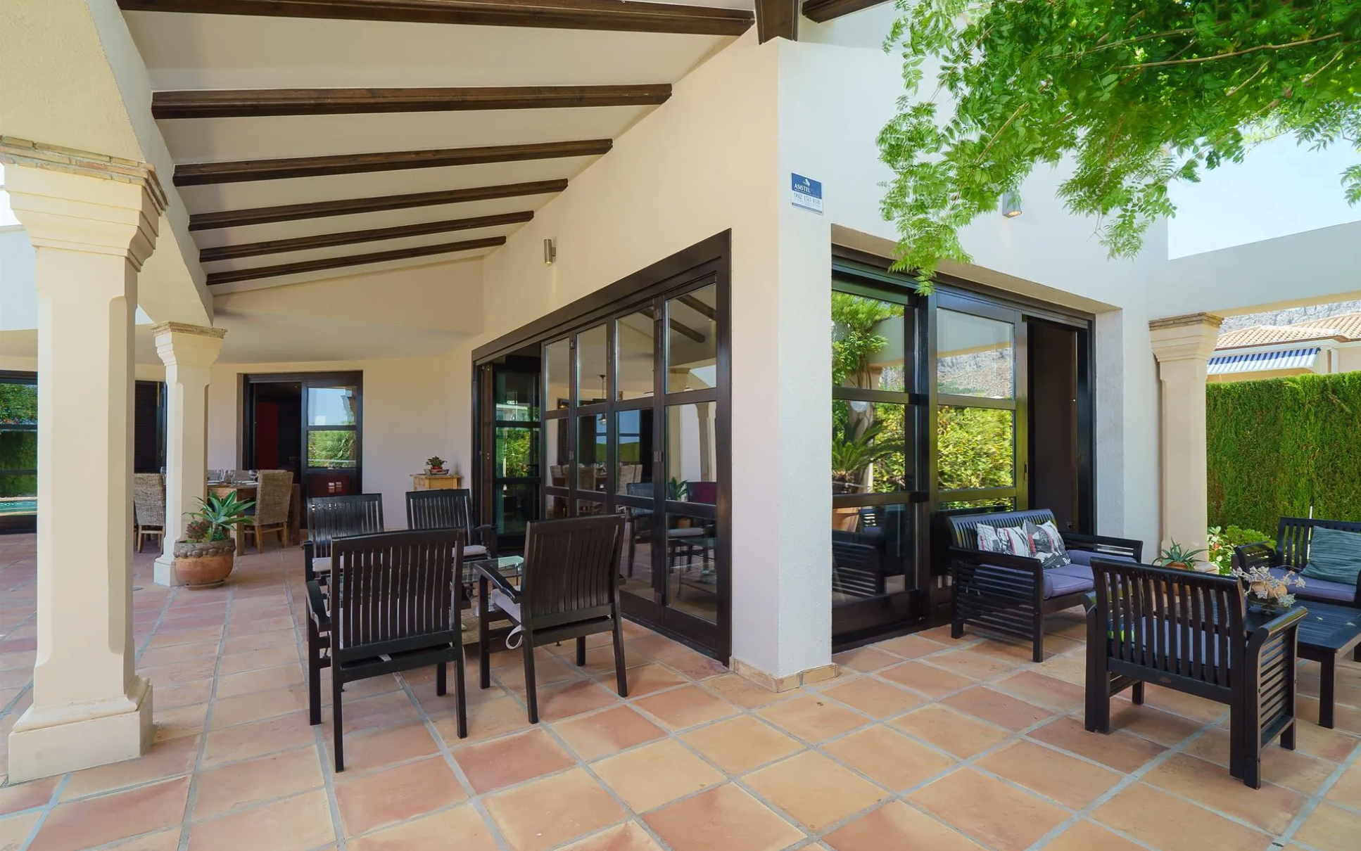 Gran terraza con mobiliario exterior en Villa Daru Dunya – Aguila Rent a Villa