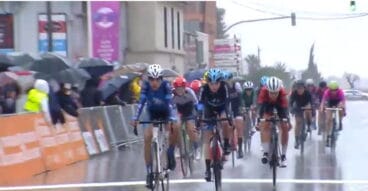 grupo de ciclistas feminas en una carrera de ondara