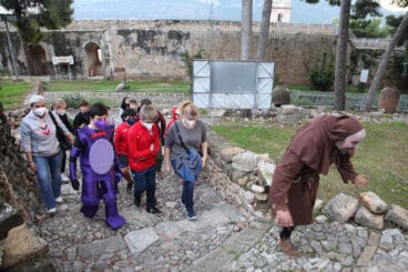 Grupo de jóvenes en el Castillo del Terror