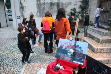 Grupo esperando para iniciar la ruta del Castillo del Terror