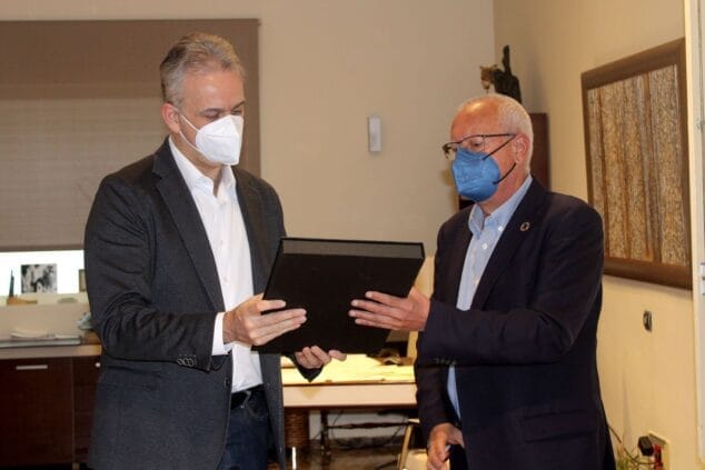 Imagen: Héctor Illueca junto a Vicent Grimalt en el consistorio de Dénia