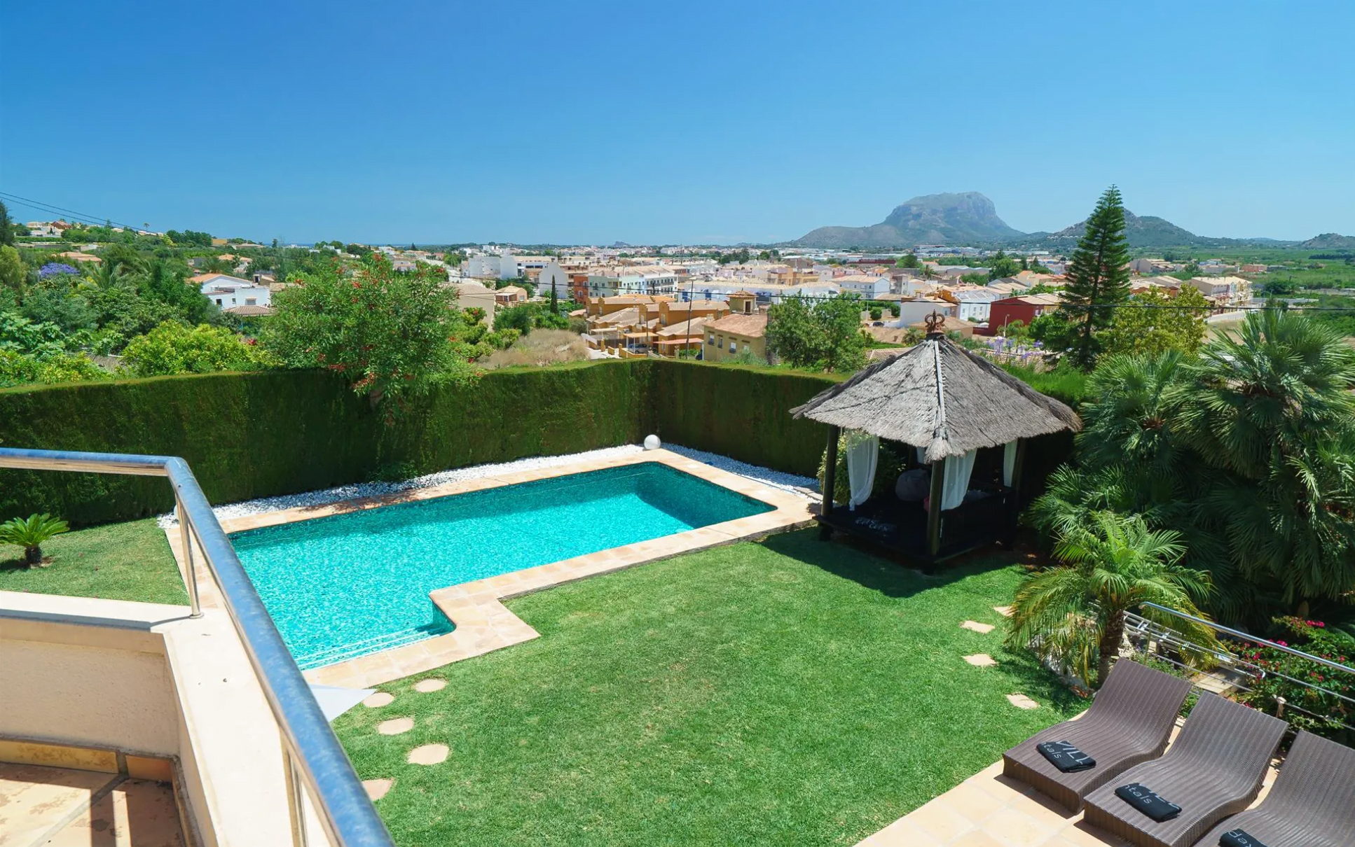 Jardín con piscina privada de Villa Daru dunya visto desde arriba con Aguila Rent a Villa