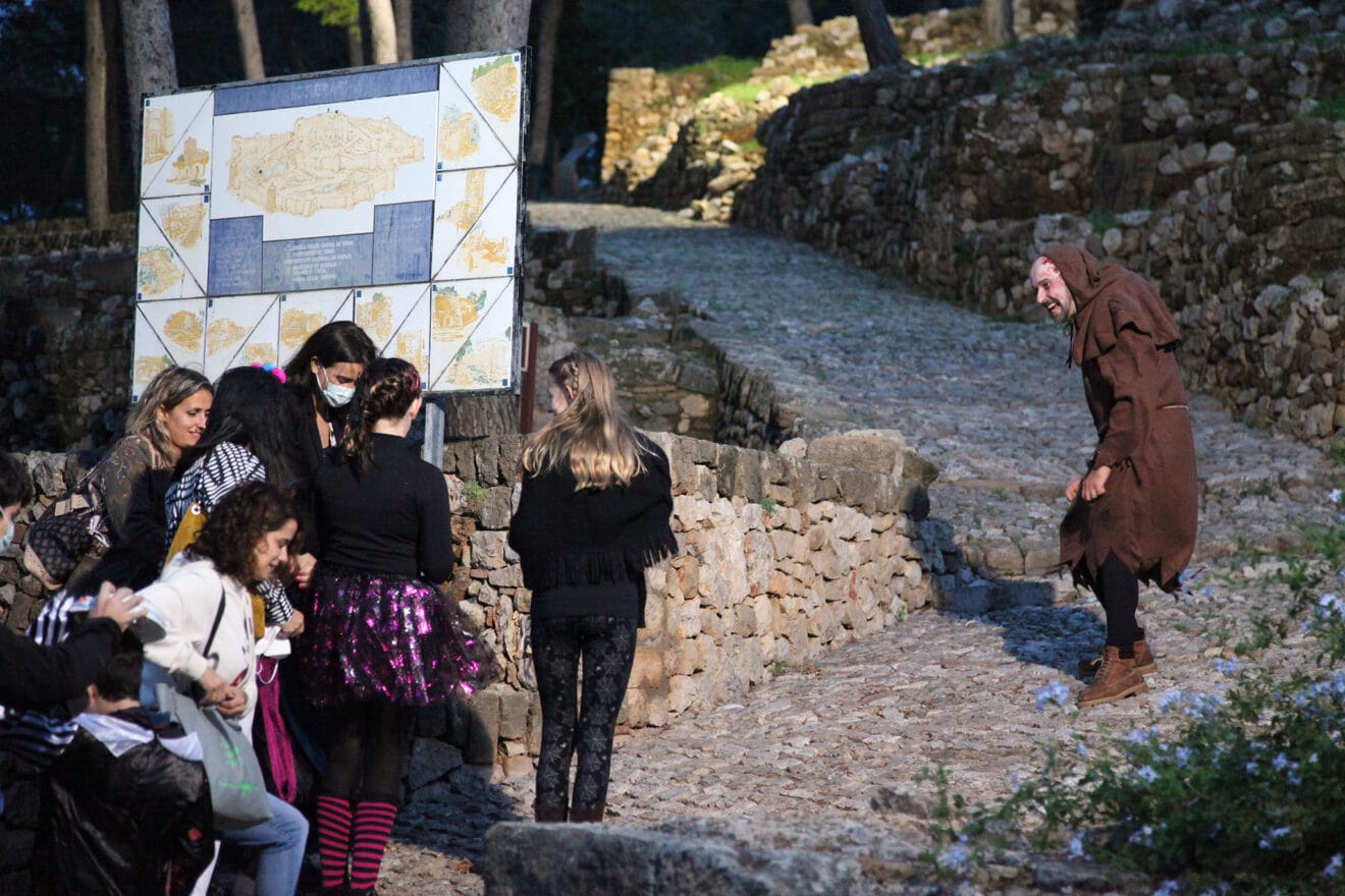 Jóvenes se adentran en el castillo en Halloween