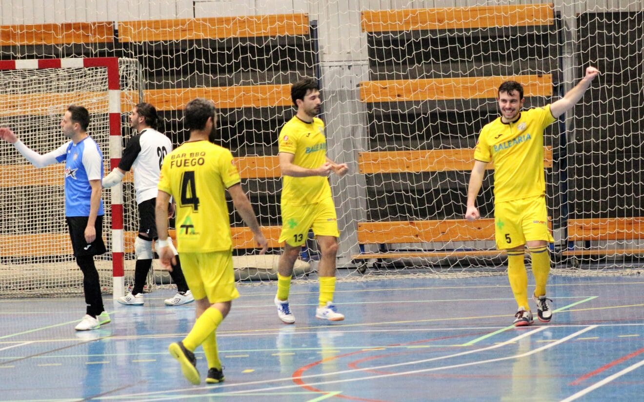 Jugadores del CFS Mar Dénia al marca un gol