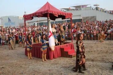 La capitanía cristiana recibe los regalos del bando moro ante miles de personas