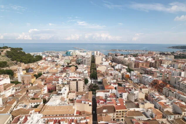 Así ha crecido Dénia, hacia arriba, en las últimas décadas 1 Imagen: Los altos edificios del centro de Dénia vistos desde arriba