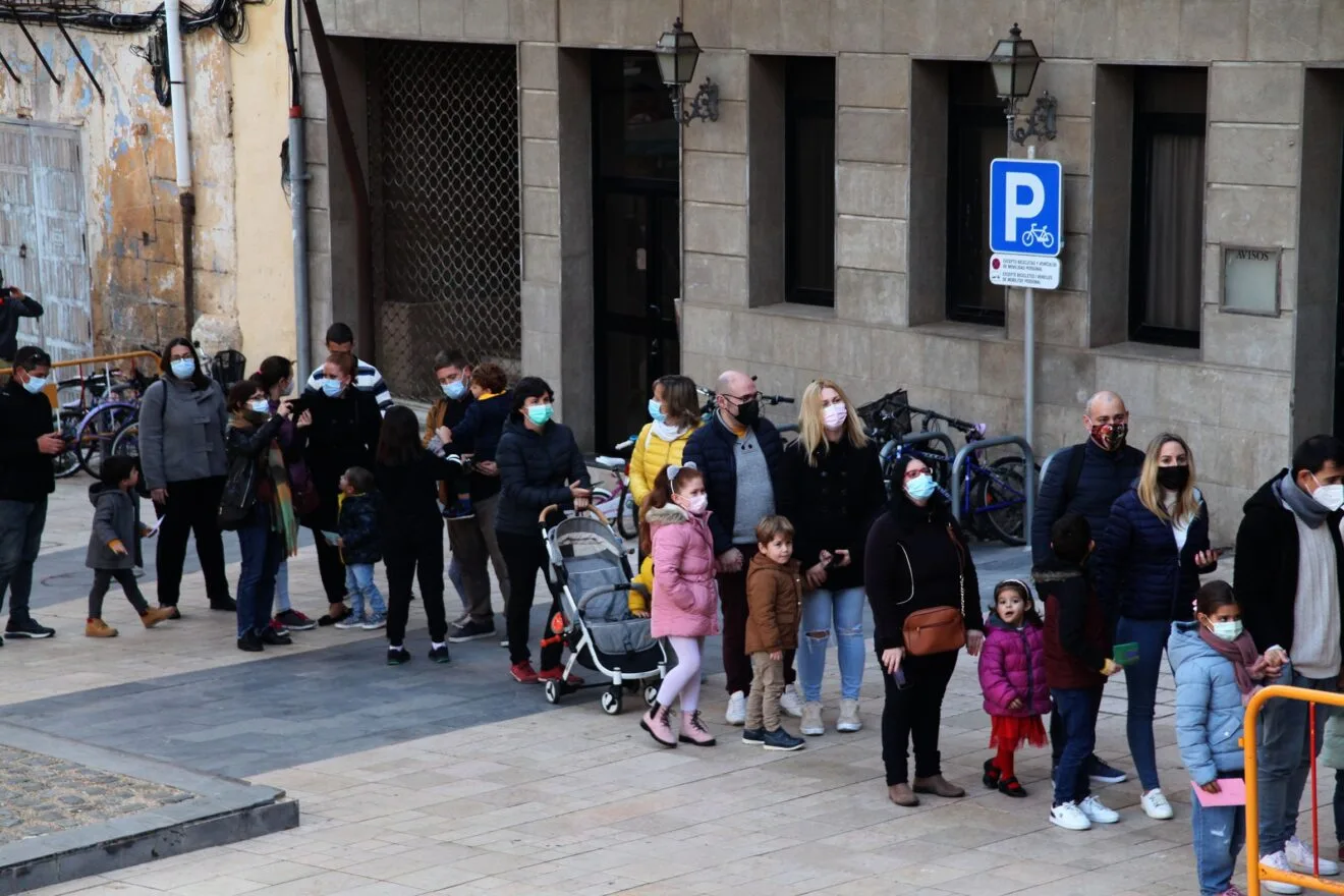Los niños esperan el momento de la entrega de cartas a los emisarios reales