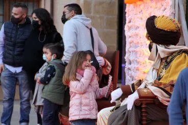 Los niños y niñas de Dénia entregan sus cartas a los Carteros Reales