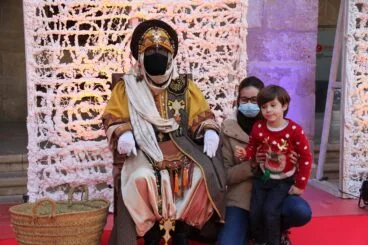 Los niños y niñas de Dénia entregan sus cartas a los Carteros Reales