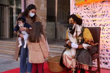 Los niños y niñas de Dénia entregan sus cartas a los Carteros Reales