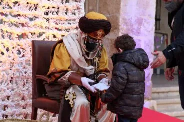 Los niños y niñas de Dénia entregan sus cartas a los Carteros Reales
