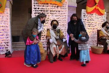 Los niños y niñas de Dénia entregan sus cartas a los Carteros Reales