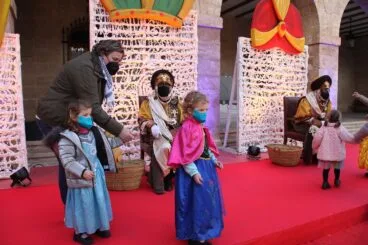 Los niños y niñas de Dénia entregan sus cartas a los Carteros Reales