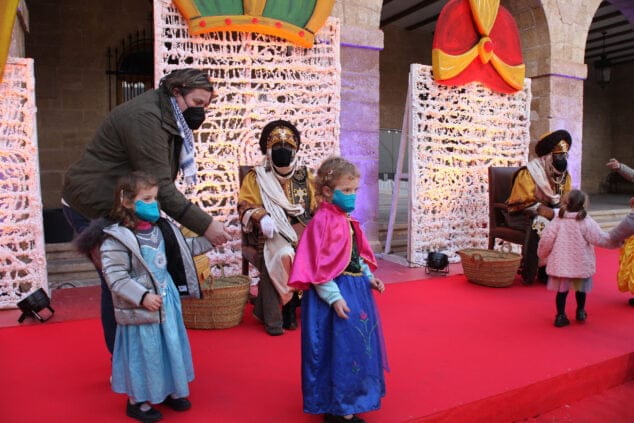 los ninos y ninas de denia entregan sus cartas a los carteros reales 15