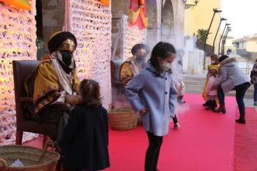 Los niños y niñas de Dénia entregan sus cartas a los Carteros Reales