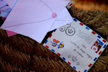 Los niños y niñas de Dénia entregan sus cartas a los Carteros Reales