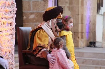 Los niños y niñas de Dénia entregan sus cartas a los Carteros Reales