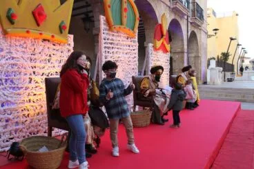 Los niños y niñas de Dénia entregan sus cartas a los Carteros Reales