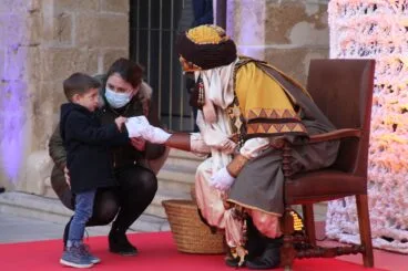 Los niños y niñas de Dénia entregan sus cartas a los Carteros Reales