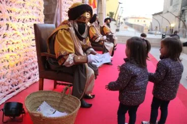 Los niños y niñas de Dénia entregan sus cartas a los Carteros Reales