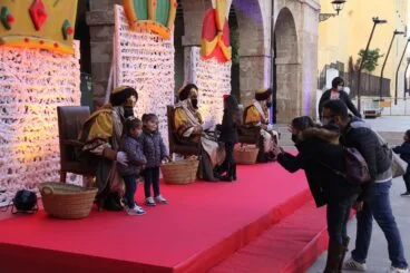 Los niños y niñas de Dénia entregan sus cartas a los Carteros Reales