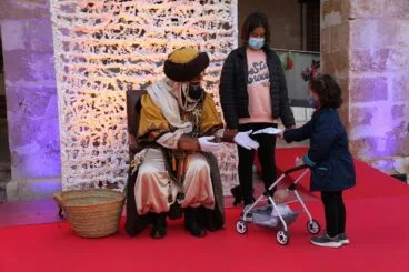 Los niños y niñas de Dénia entregan sus cartas a los Carteros Reales