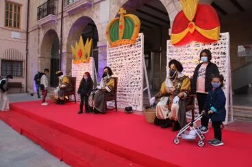 Los niños y niñas de Dénia entregan sus cartas a los Carteros Reales