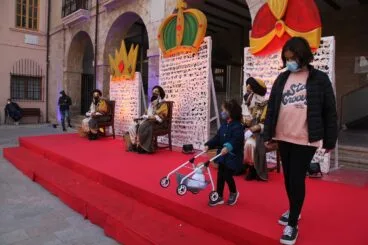 Los niños y niñas de Dénia entregan sus cartas a los Carteros Reales