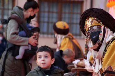 Los niños y niñas de Dénia entregan sus cartas a los Carteros Reales