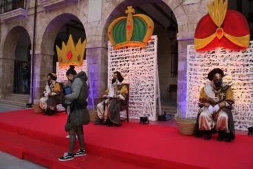 Los niños y niñas de Dénia entregan sus cartas a los Carteros Reales