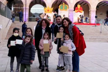 Los niños y niñas de Dénia entregan sus cartas a los Carteros Reales