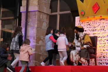 Los niños y niñas de Dénia entregan sus cartas a los Carteros Reales