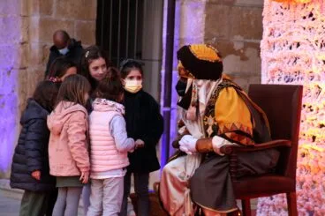 Los niños y niñas de Dénia entregan sus cartas a los Carteros Reales