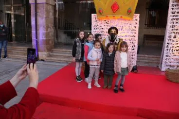 Los niños y niñas de Dénia entregan sus cartas a los Carteros Reales