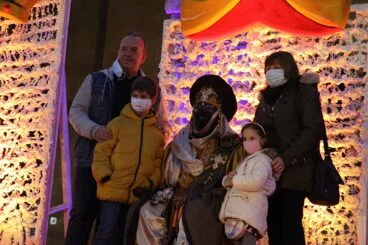 Los niños y niñas de Dénia entregan sus cartas a los Carteros Reales